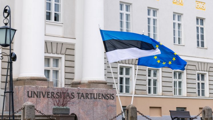 Euroopa liidu lipp ja Eesti lipp peahoone ees